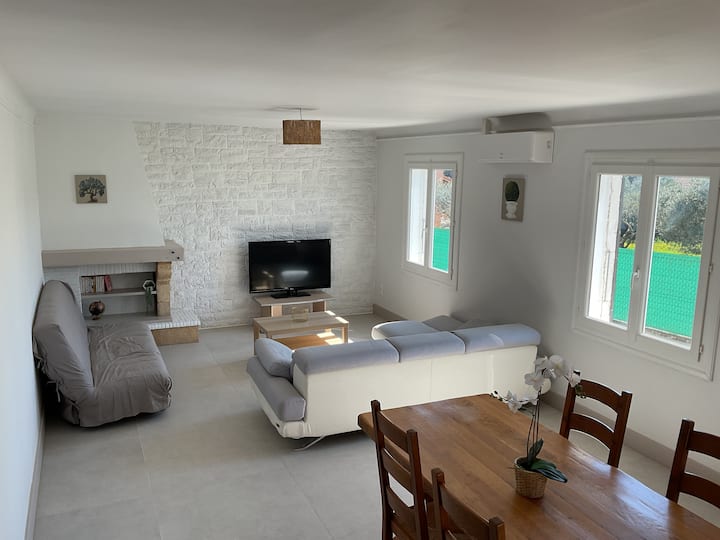 Maison Provençale Au Calme - France