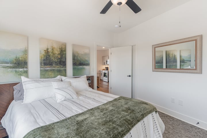 Bračni krevet (160x200) s pomoćnim stolićima i svjetiljkama