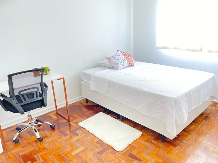 Ოთახი 2 კარგად ჰაეროვანი და ნათელი ორადგილიანი საწოლით გარდერობითა და კარით, სამუშაო მაგიდით და საოფისე სკამით, ფანჯრით აუზის ხედით და სხვა შენობის მცენარეებით. Თეთრი ნახატი და ტაკო ხის იატაკი.