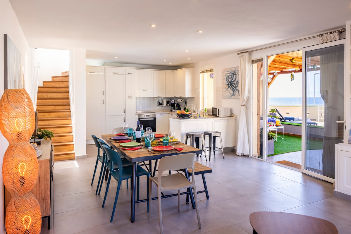Top Airbnb: The Beach House - pool and jacuzzi 50m from the sea en Granadilla De Abona