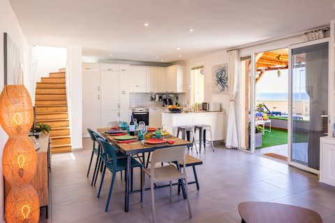Top Airbnb: The Beach House - pool and jacuzzi 50m from the sea in Granadilla De Abona
