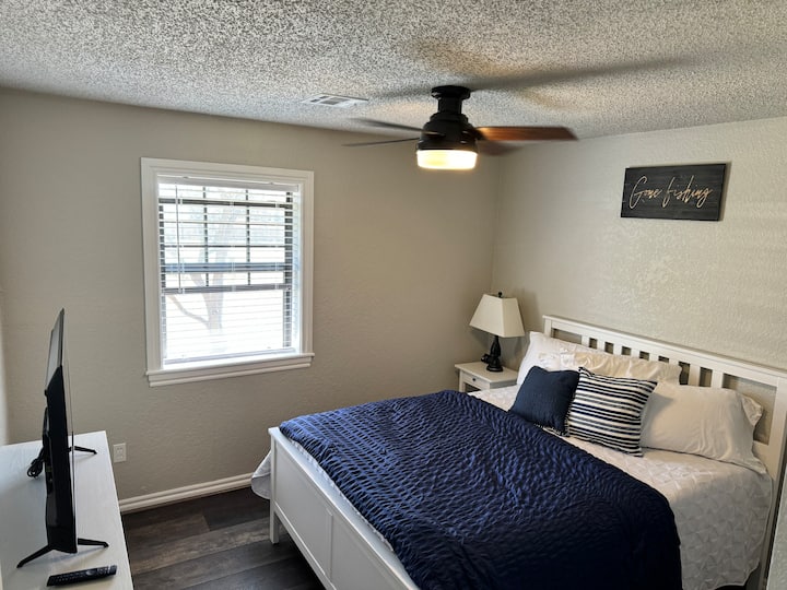 חדר שינה מפואר עם נוף לאגם, טלוויזיה חכמה בגודל 43אינץ' ומצעים איכותיים לחוויית הנופש המושלמת.