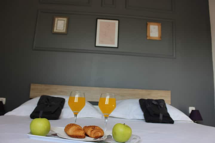 בחדר השינה הראשי יש ארון גדול ומיטה זוגית גדולה שתבטיח את הנוחות שלכם. חדר השינה מעוצב כדי לגרום לכם להרגיש בבית. 