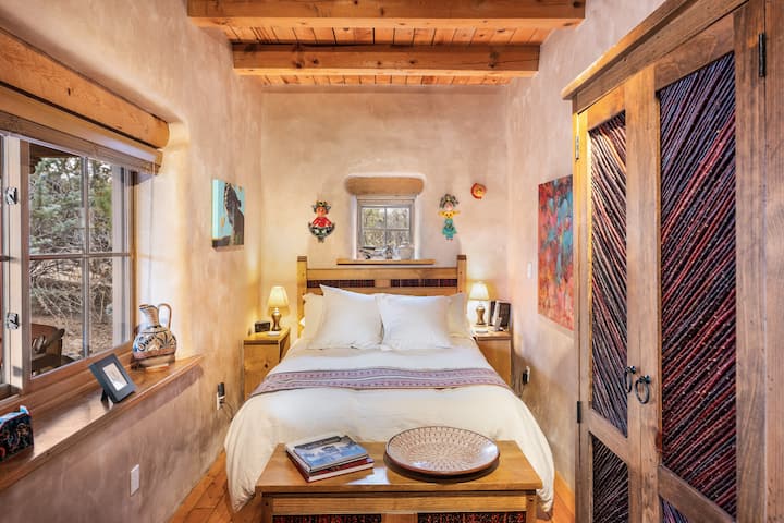 Მომხიბლავი სასტუმრო ოთახი სრული საწოლით, სოფლის ხის მოპირკეთებით და მყუდრო სამხრეთ-დასავლეთ დეკორით.