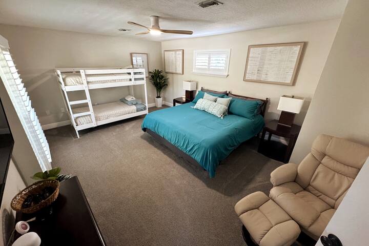 Пространата главна спална соба на горниот кат има брачен кревет (широк 150-179 см) и комплет кревети на спрат, совршени за флексибилни аранжмани за спиење.