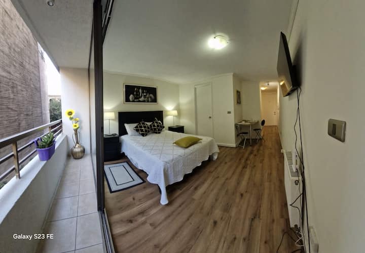 v skrini nájdete posteľnú bielizeň navyše, ako sú prikrývky a vankúše, žehliaca doska a žehliaca doska.