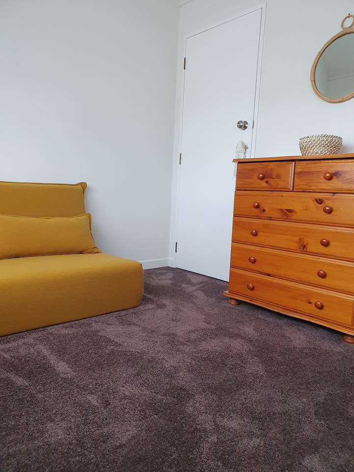 Spavaća soba 2 - bračni krevet na razvlačenje koji vam se može namjestiti prije dolaska.
Ormar u ovoj prostoriji je zaključan jer sadrži predmete za čišćenje/osobne stvari, no na raspolaganju su vam i ladice.