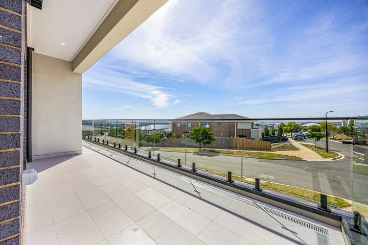 Modern House with Elegant View gallery image 4