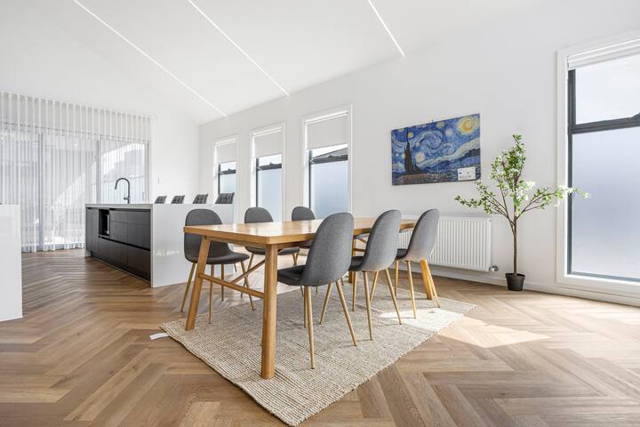 Modern House with Elegant View gallery image 5