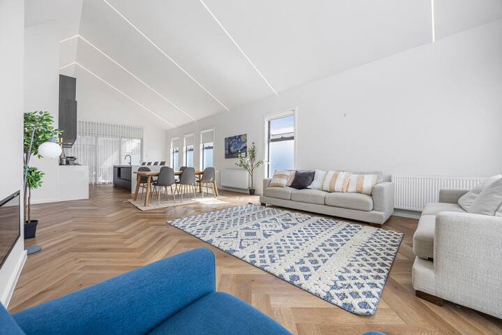 Modern House with Elegant View gallery image 3