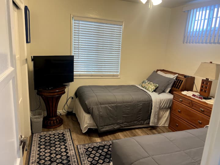 Spavaća soba br. 2: 2 odvojena kreveta.
deke i jastuke u ormaru. USB priključci i utičnica za klima-uređaj.
TV od 37inča.

