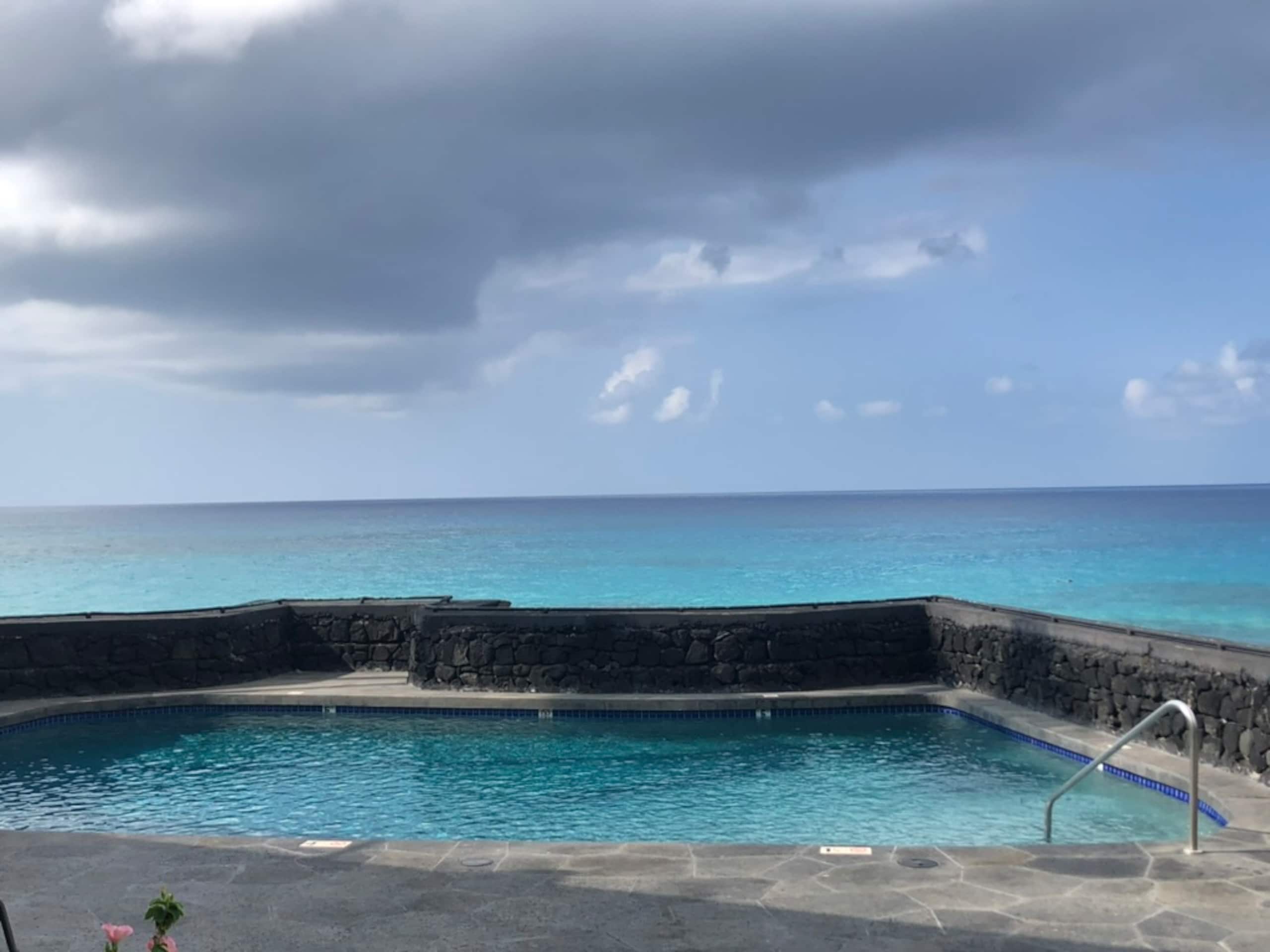 Condo in Kailua-Kona · ★4.33 · 1 bedroom · 2 beds · 1 private bath - Image 9