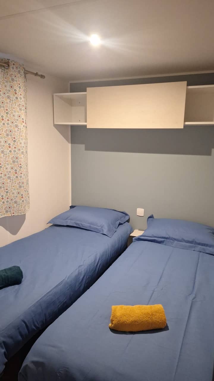 Спална соба 2 пати единечни кревети 190x70
Обезбедени се постелнина и крпи