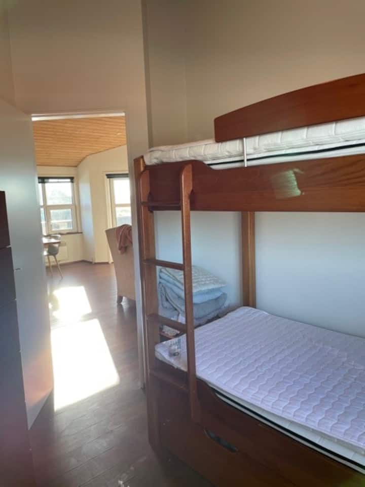 Гостинска соба со кревет на спрат