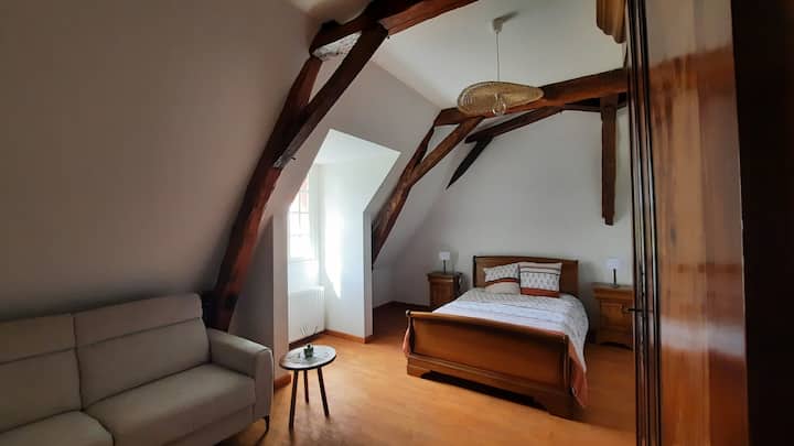 Spavaća soba na katu: 1 krevet 140*190 cm + kauč na razvlačenje 140*190 cm