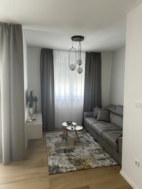 Top performing Airbnb: "Bona fide" apartment + free parking (garage) in Kaštel Novi