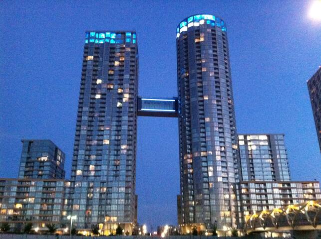 Elegant Modern 2BR/2BA Oasis near CN Tower gallery image 5