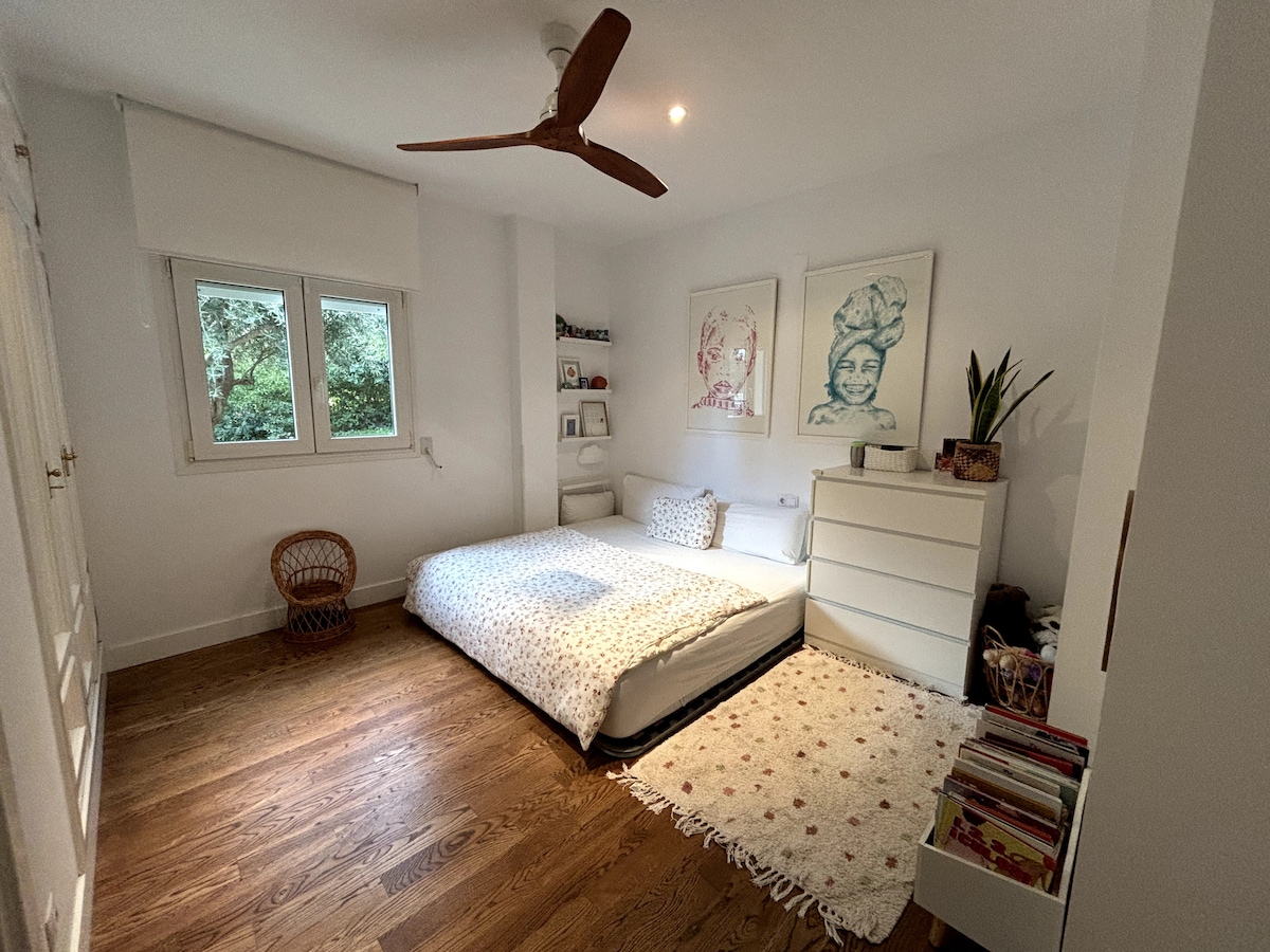 מיטת קינג סייז, מזרן אמריקאי איכותי במיוחד.
ארון גדול וגישה ישירה לחדר רחצה עם שירותים.