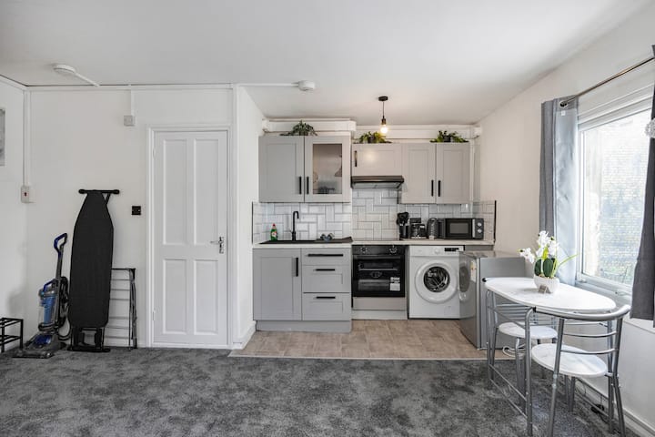 Vibrant Dalston Studio, Full Kitchen - Liverpool Street Station London