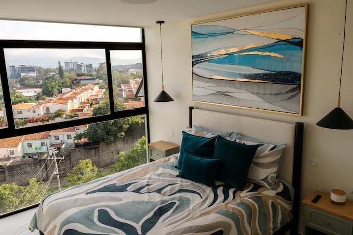 Détendez-vous dans l'élégante chambre principale avec un placard spacieux et une salle d'eau privée avec des finitions modernes. Conçu pour le confort et le style, c'est votre retraite personnelle pour le repos, le rafraîchissement et l'intimité totale.