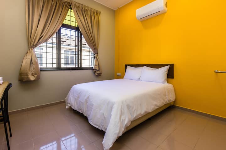 חדר שינה | מזגן | שולחן עבודה | חלון | וילונות האפלה | קולב