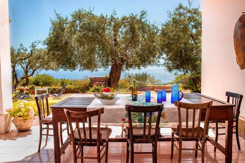 Sicilian garden villa overlooking the sea