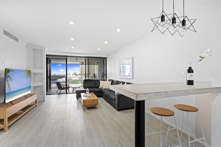 Lovely 1 Bedroom + Study Apartment - Q Stay - Surfers Paradise