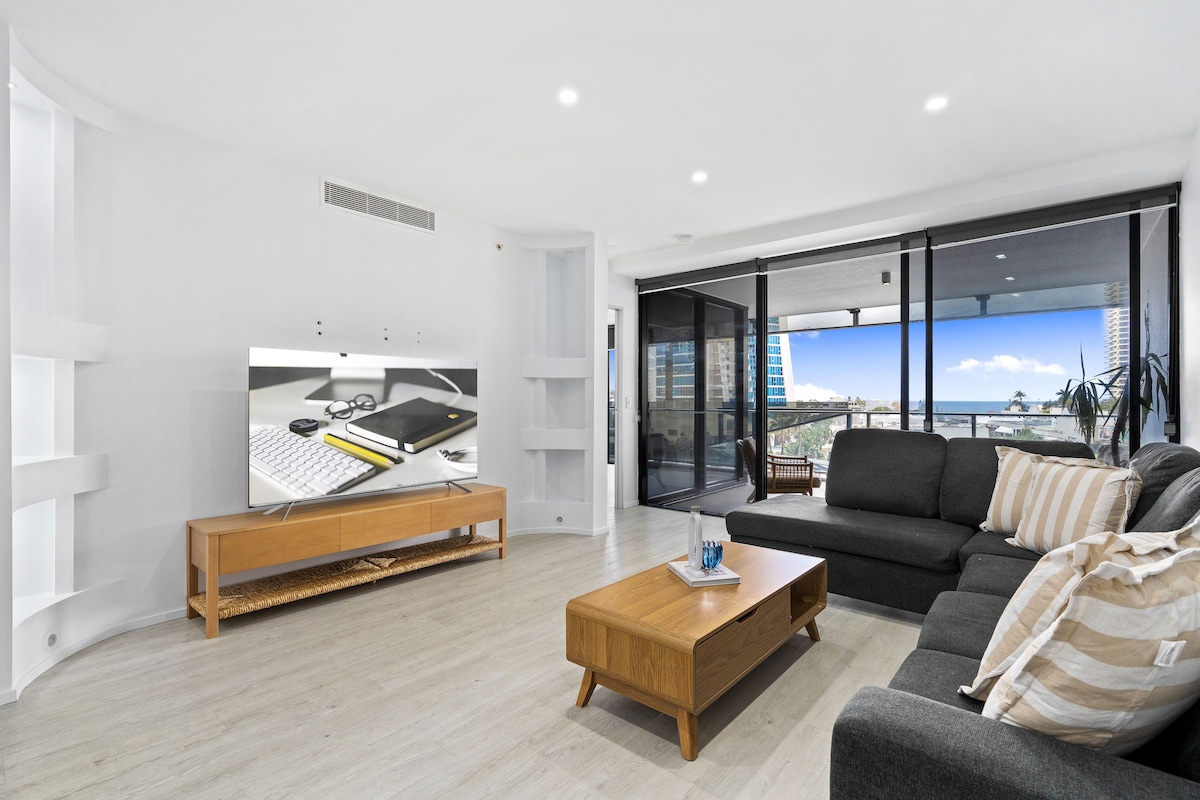 Ervaar het luxe leven terwijl je in deze elegante woonkamer zit