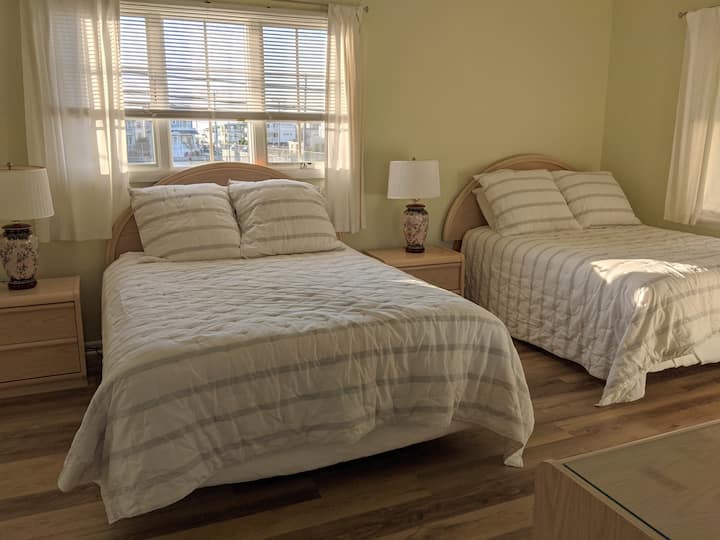 غرفة نوم في الطابق الثاني بسرير بحجم كبير + سرير كامل