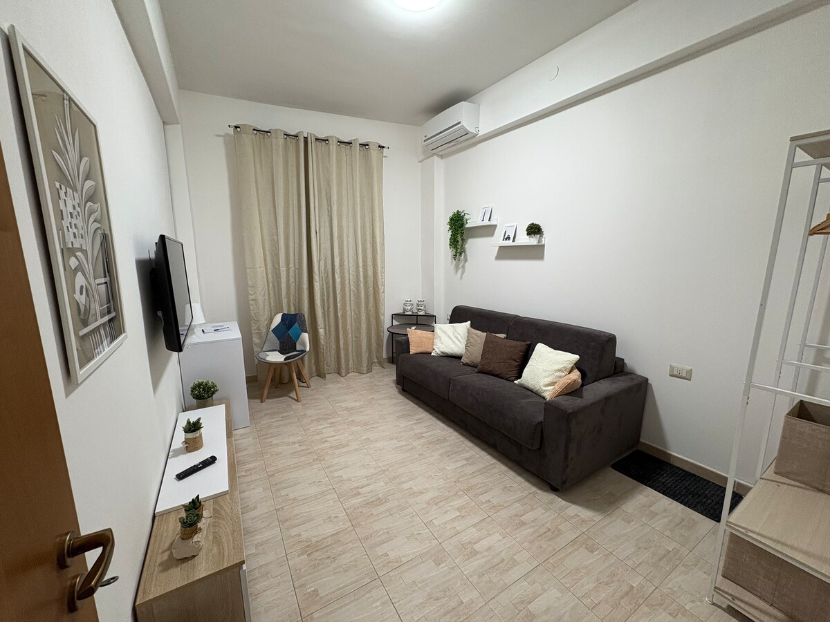 Ნათელი და ფართო საცხოვრებელი სივრცე გასაშლელი დივნით, სამუშაო მაგიდით და სმარტ-ტელევიზორით: იდეალურია მუშაობისთვის, დასასვენებლად ან საოჯახო ფილმის საყურებლად.