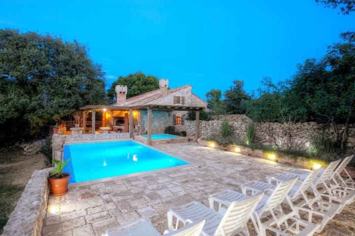 Villa Zamelinjak - Kuća S Bazenom U Prirodi - Punat