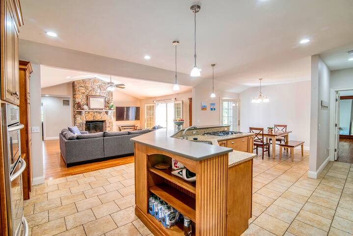 Gorgeous Pool Oasis gallery image 3