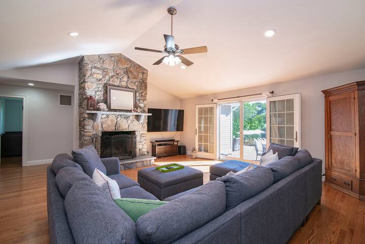 Gorgeous Pool Oasis gallery image 2