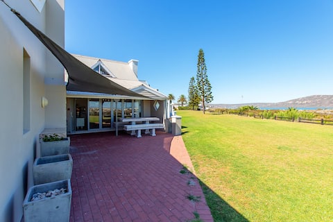 Exclusive beachfront access - sought after unit