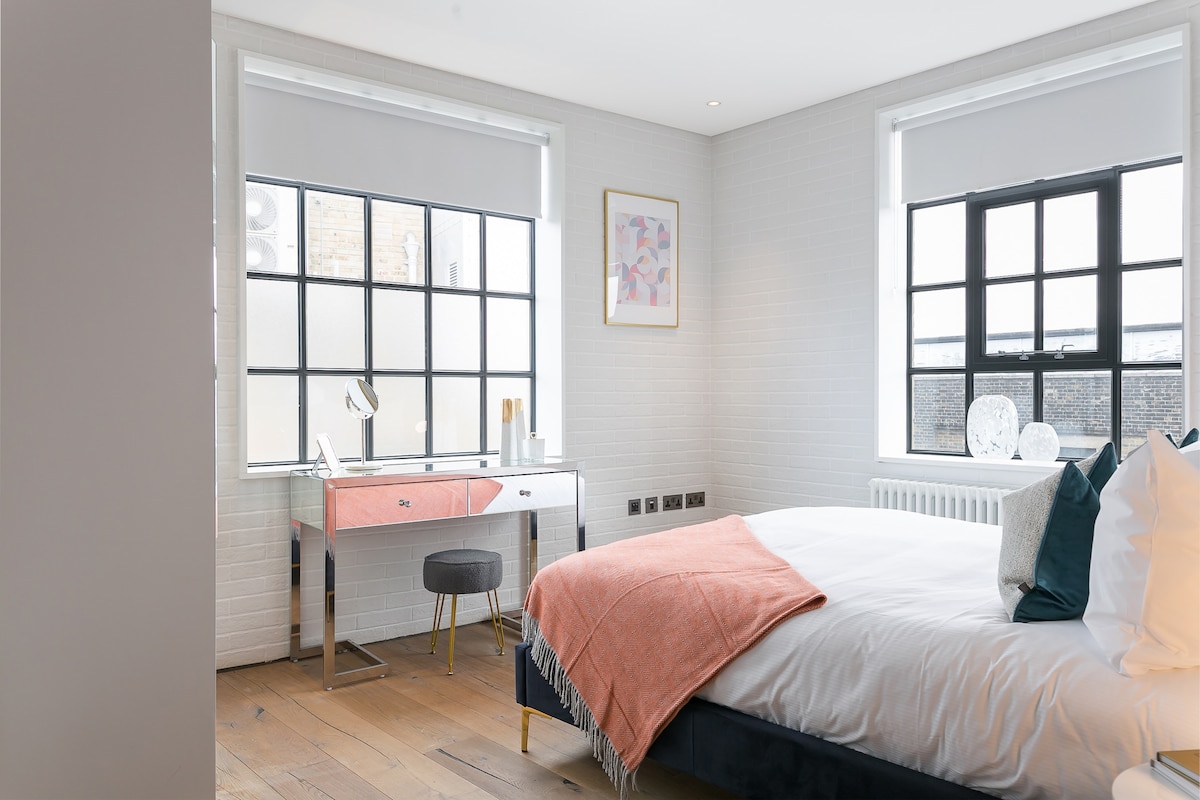 - להירגע במיטה נוחה עם שמיכות קורל, כריות קטיפה ומצעים נקיים
- החדר הזה, המוקף בחלונות כפולים, זוהר באור אוורירי ובסגנון בוטיק
- שולחן כתיבה בצבע ורוד מוסיף קסם, יצירתיות וטוויסט מודרני שובב