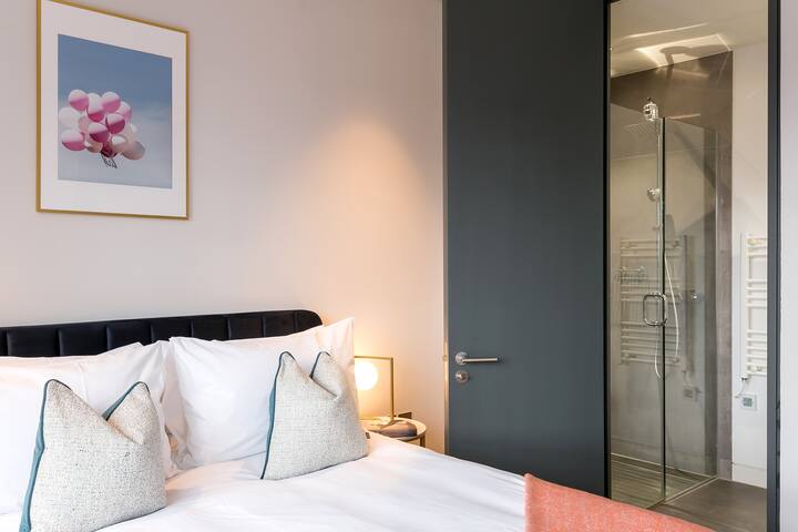 Elegant 2BR penthouse w/ spacious terrace gallery image 5