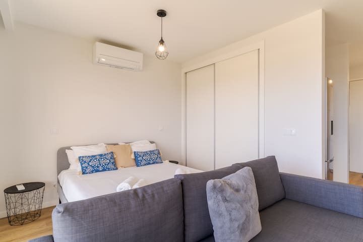 Სტუდიოს ტიპის ბინა დიდი ზომის საწოლით