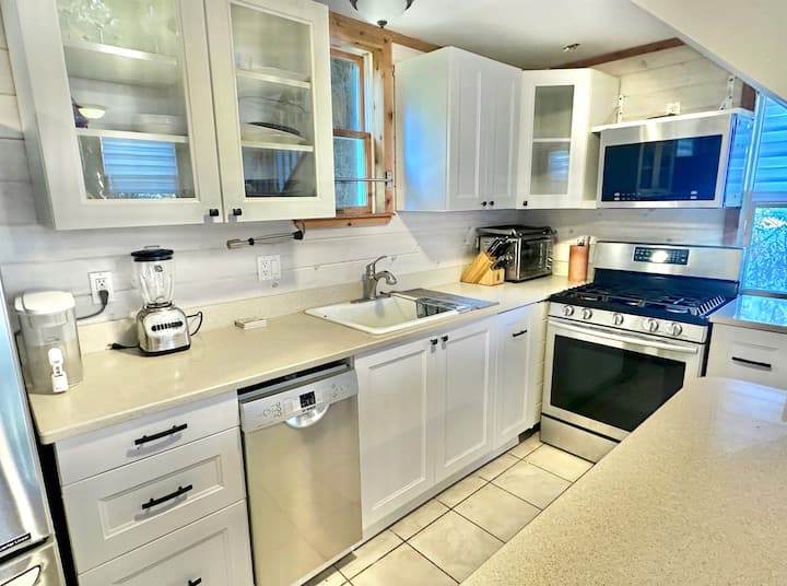 Seabreeze #3 Cozy Cottage Steps To The Beach - Hampton Bays, NY