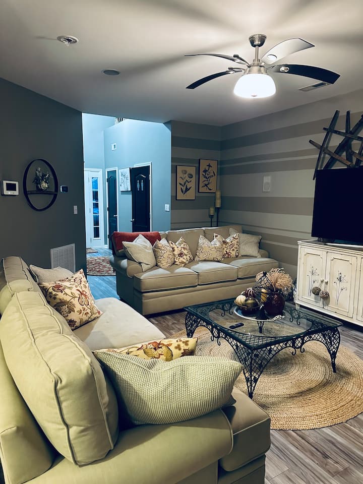 Spacious ~ Clean ~ Outdoor Patio ~ Near Horse Park - Georgetown, KY