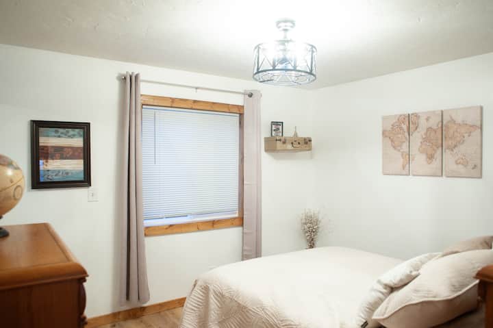 Spálňa 1 s manželskou posteľou Queen, dvoma nočnými stolíkmi s USB nabíjaním a zatemňovacími žalúziami.