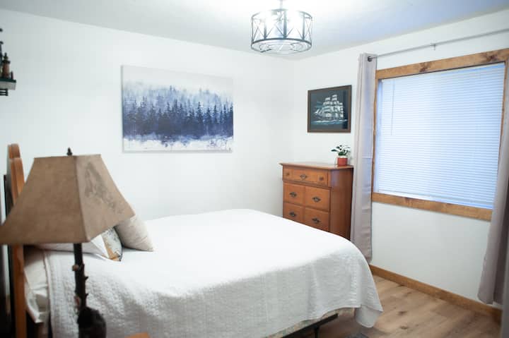 Spálňa 2 s manželskou posteľou, komodou a zatemňovacími závesmi.