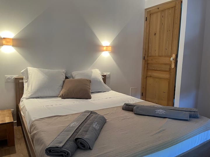 ✓Habitación compuesta por una cama de 140, con sábanas y almohadas, una mesita de noche, una silla y un armario.
✓Aire acondicionado reversible 
✓Ventana que da al patio.