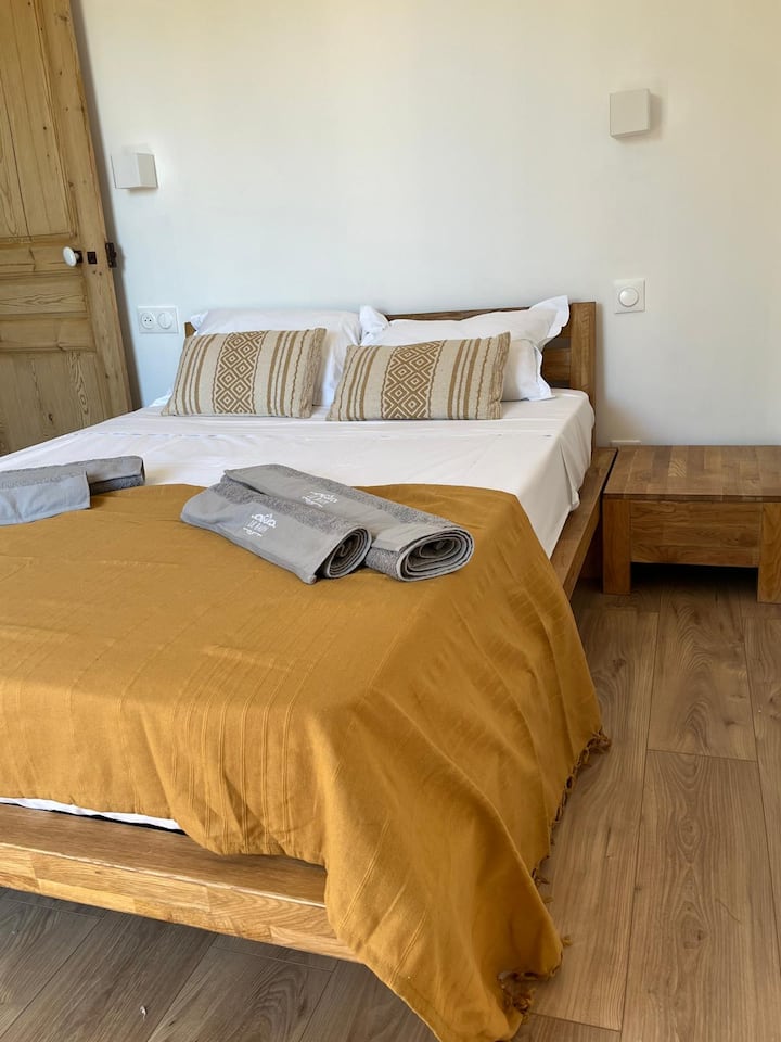 ✓Habitación compuesta por una cama de 140 cm, con sábanas y almohadas, una mesita de noche, una silla, una cómoda y un armario.
✓Aire acondicionado reversible 
✓Puerta ventana que permite el acceso a una terraza, con muebles de jardín. 