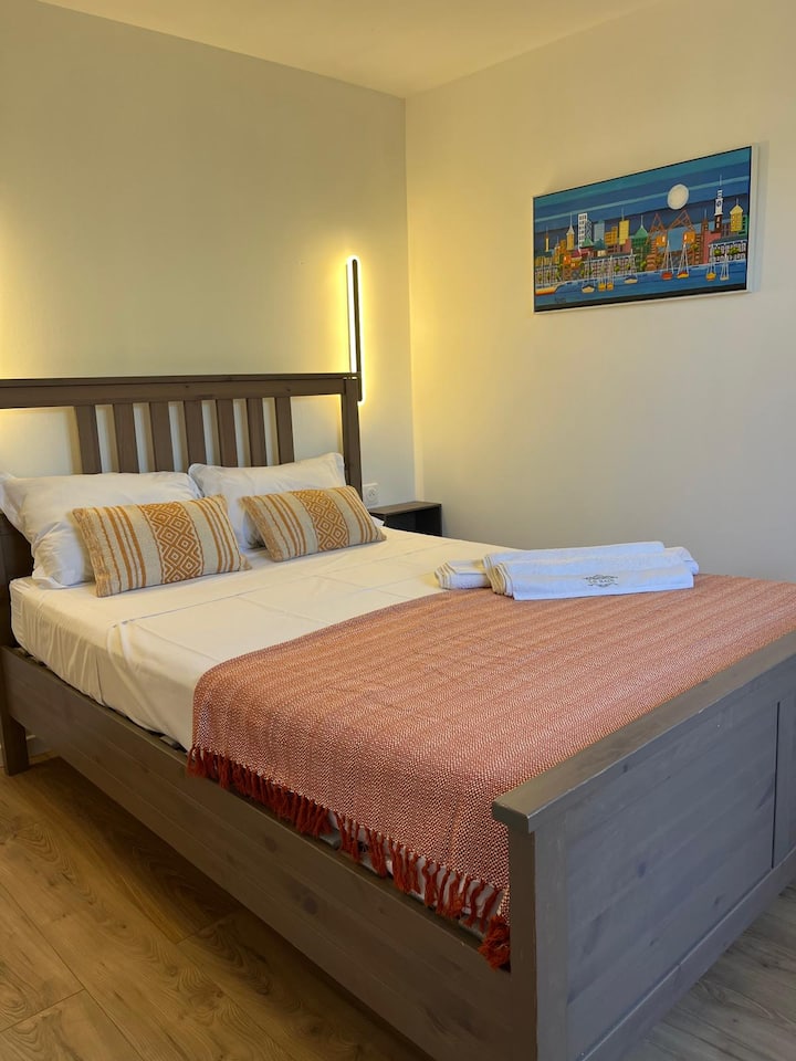 ✓Habitación compuesta por una cama de 140, con sábanas y almohadas, una mesita de noche, una silla y una cómoda.
✓Aire acondicionado reversible 
✓Ventana que da a la terraza-patio. 