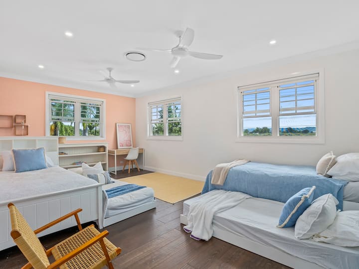 Camera con 4 letti singoli, scrivania, ventilatore a soffitto, per 4 persone.