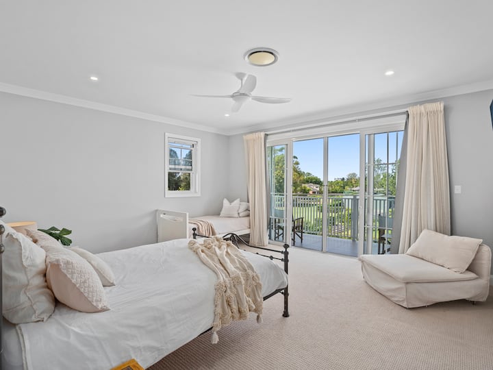 Camera da letto con due letti singoli e balcone.