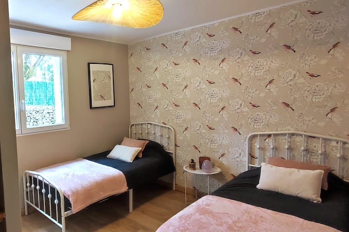 Druhá spálňa s 2 samostatnými lôžkami a úložným priestorom. Detský košík na hranie.