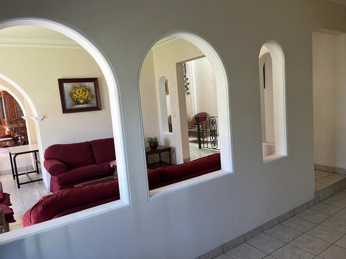 Airbnb con mejor rendimiento: Beautiful and spacious house with garden and 2 garages en El Pueblito