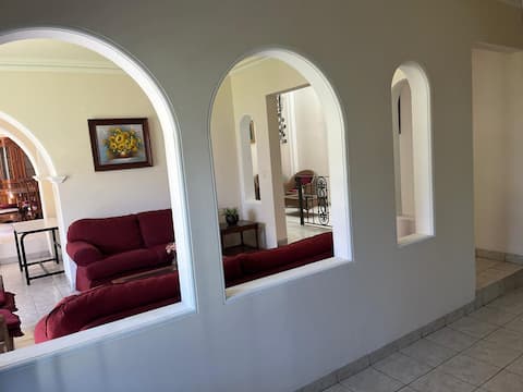 Top performing Airbnb: Beautiful and spacious house with garden and 2 garages in El Pueblito