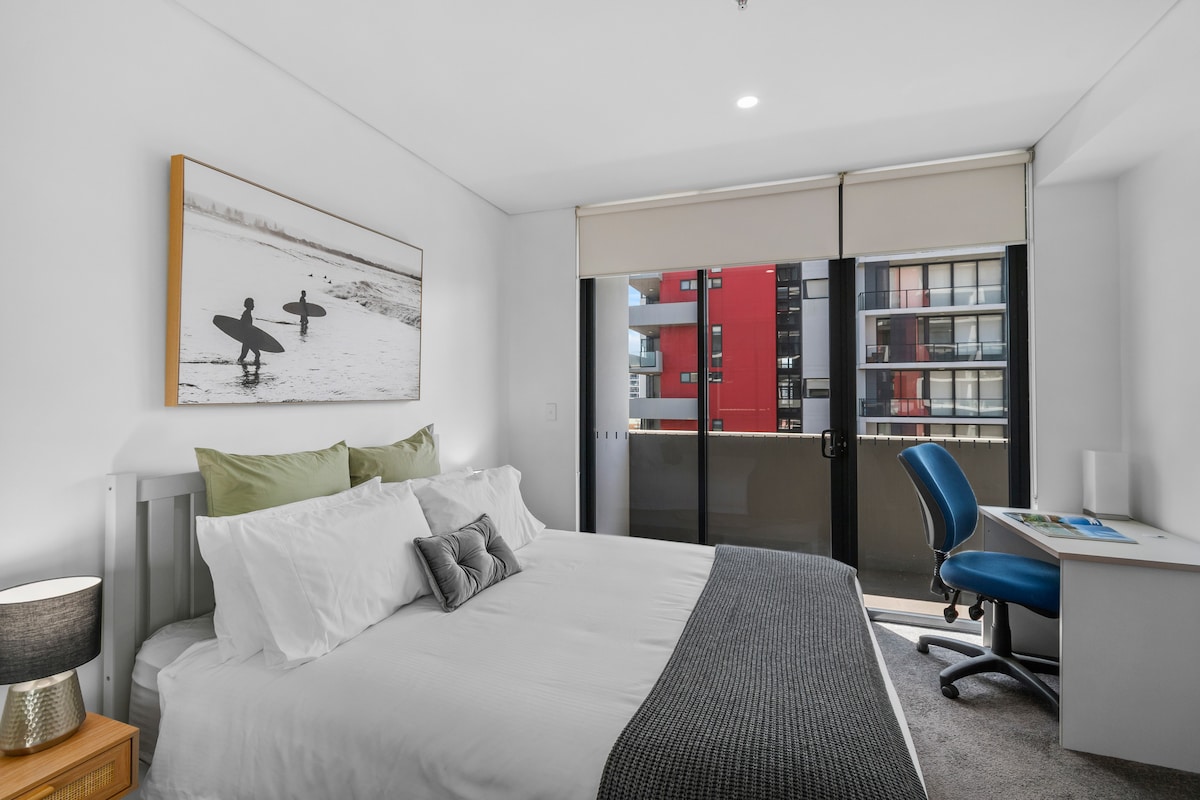 Vinite se u bračnom krevetu okruženom umirujućim tonovima, blagim osvjetljenjem i izravnim pristupom privatnom balkonu za jutarnje sunce.